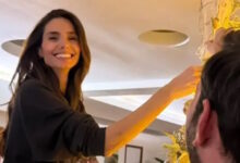 Η-Ηλιάνα-Παπαγεωργίου-στόλισε-το-Χριστουγεννιάτικο-δέντρο-με-τον-αρραβωνιαστικό-της,-Γιάννη-Καραβασάνη