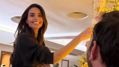 Η-Ηλιάνα-Παπαγεωργίου-στόλισε-το-Χριστουγεννιάτικο-δέντρο-με-τον-αρραβωνιαστικό-της,-Γιάννη-Καραβασάνη