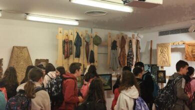 Βιβλιοθήκη-Καλαμπάκας:-Μαθητές-στην-έκθεση-ξυλογλυπτικής