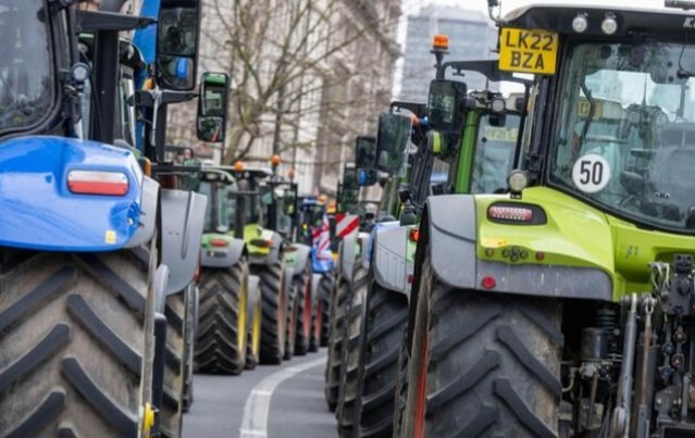 Και-οι-Βρετανοί-αγρότες-με-τρακτέρ-στους-δρόμους-του-Λονδίνου