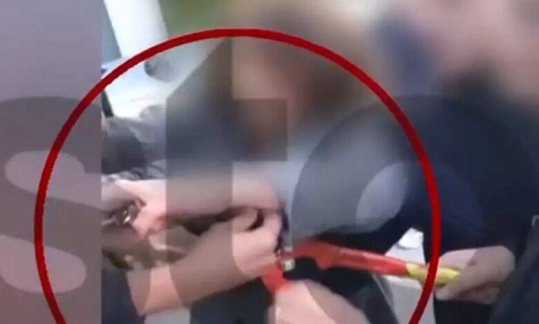 Χαλάνδρι:-Καθηγητής-έπιασε-με-κόφτη-τα-δάχτυλα-μαθητή-σε-κατάληψη-–-«Με-χλεύασε-κιόλας»