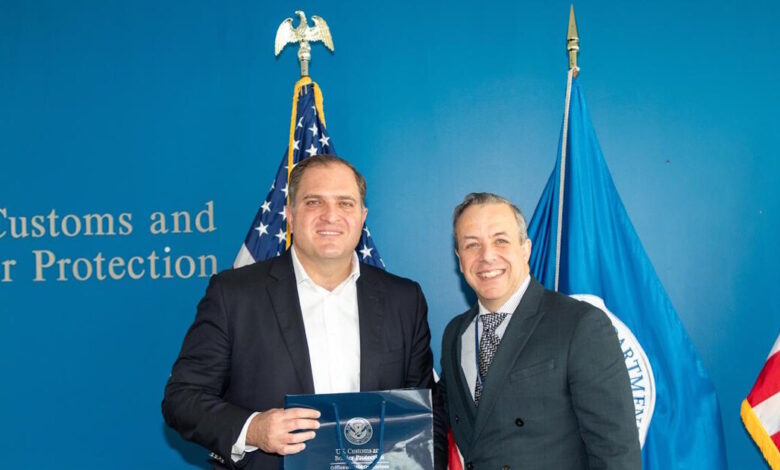 Πιτσιλής:-Συνάντηση-με-τον-επικεφαλής-της-Υπηρεσίας-Τελωνείων-και-Προστασίας-Συνόρων-των-ΗΠΑ