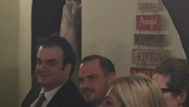 Ο-Κυριάκος-Πιερρακάκης-σε-ταβέρνα-με-το-οικονομικό-επιτελείο-και-δημοσιογράφους-μετά-τη-ψήφιση-του-Προϋπολογισμού