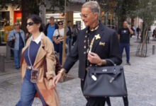 Ο-Λάκης-Γαβαλάς-χαρίζει-red-carpet-στιγμές-στην-καρδιά-της-Ερμού-–-Μια-«street»-style-πασαρέλα-στη-γιορτινή-Αθήνα-powered-by-ΣΚΡΑΤΣ