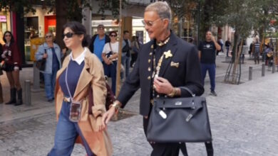 Ο-Λάκης-Γαβαλάς-χαρίζει-red-carpet-στιγμές-στην-καρδιά-της-Ερμού-–-Μια-«street»-style-πασαρέλα-στη-γιορτινή-Αθήνα-powered-by-ΣΚΡΑΤΣ