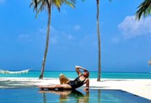 Η-Κιμ-Κατράλ,-εντυπωσιακή-με-μαύρο-ολόσωμο-μαγιό-στις-Μαλδίβες,-απολαμβάνει-τον-μήνα-του-μέλιτος-με-τον-τέταρτο-σύζυγό-της