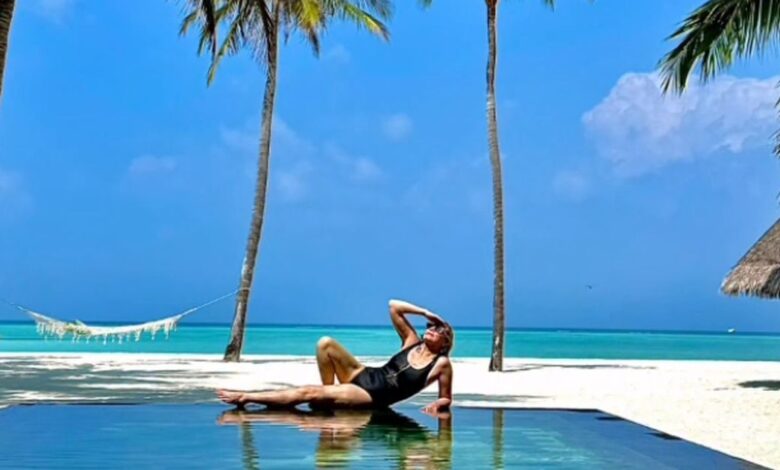 Η-Κιμ-Κατράλ,-εντυπωσιακή-με-μαύρο-ολόσωμο-μαγιό-στις-Μαλδίβες,-απολαμβάνει-τον-μήνα-του-μέλιτος-με-τον-τέταρτο-σύζυγό-της