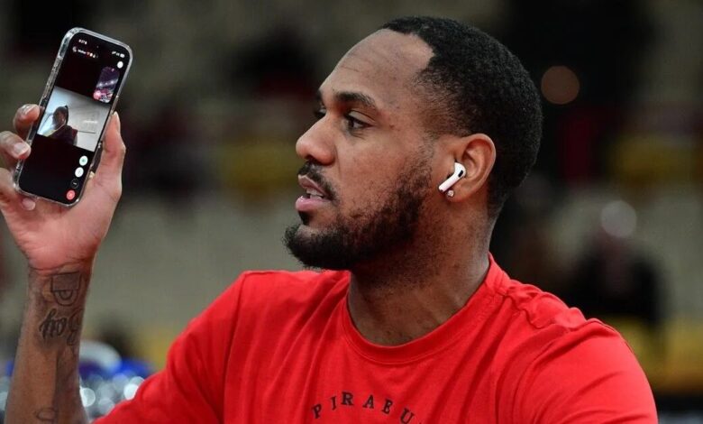 Ο-Μόντε-Μόρις-πήρε-βιντεοκλήση-τη-μητέρα-του-και-της-έδειξε-το-ΣΕΦ-στο-Ολυμπιακός-–-Βαλένθια