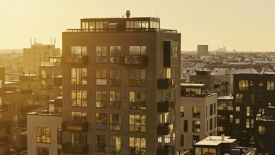 Επιστροφή-δύο-ενοικίων-σε-εργαζόμενους-στην-επαρχία-και-επιδοτήσεις-ανακαινίσεων-κατοικιών-έως-90%:-Τι-σημαίνουν-τα-νέα-μέτρα-για-τους-πολίτες