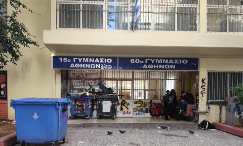 Κυψέλη:-Μαθητές-κλείδωσαν-τους-διευθυντές-μέσα-στο-γυμνάσιο-όπου-η-16χρονη-μαχαίρωσε-την-14χρονη