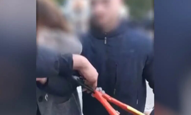 Χαλάνδρι:-Απέβαλαν-τον-μαθητή-που-κόντεψε-να-χάσει-τα-δάχτυλά-του-από-τον-κόφτη-του-καθηγητή-του