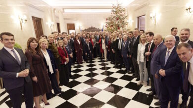 Μητσοτάκης:-Το-παρασκήνιο-της-συνάντησης-με-βουλευτές-της-ΝΔ-στο-Μαξίμου-–-Η-γραβάτα-με-τις-φρεγάτες-και-το-γούρι-για-το-2026