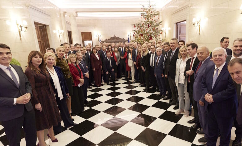 Μητσοτάκης:-Το-παρασκήνιο-της-συνάντησης-με-βουλευτές-της-ΝΔ-στο-Μαξίμου-–-Η-γραβάτα-με-τις-φρεγάτες-και-το-γούρι-για-το-2026