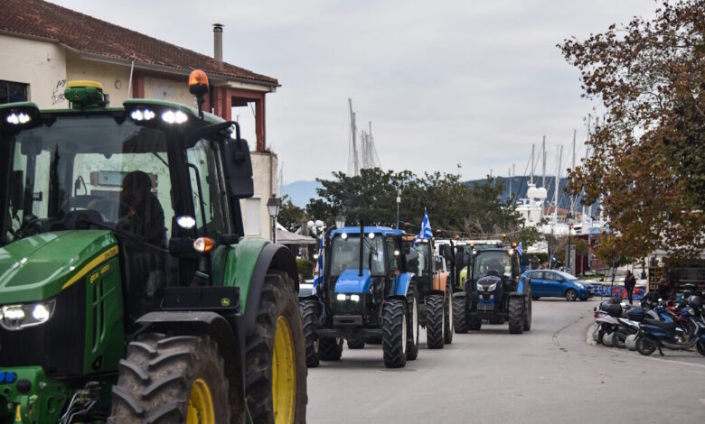 Ανυποχώρητοι-οι-αγρότες-στα-μπλόκα-Πελοποννήσου,-Καρδίτσας-και-Δυτικής-Ελλάδας-–-Επ’-αόριστον-αποκλεισμός-στο-τελωνείο-Προμαχώνα