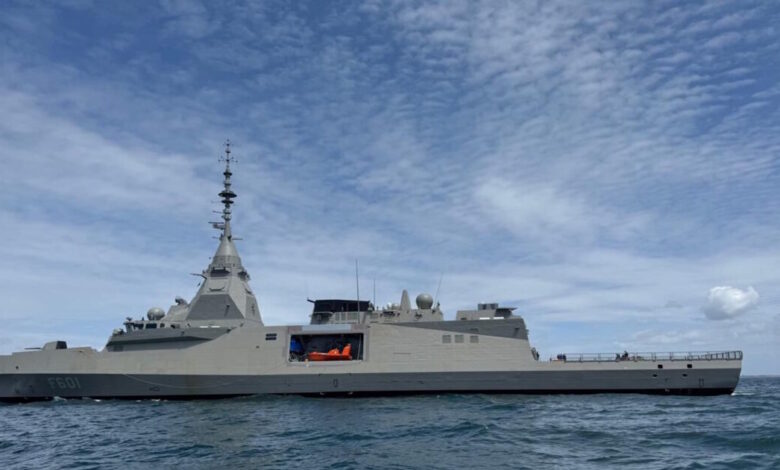 Το-Πολεμικό-Ναυτικό-μπαίνει-σε-«εποχή-belharra»:-Η-φρεγάτα-«Κίμων»-υψώνει-την-γαλανόλευκη-και-σαλπάρει-για-Σαλαμίνα