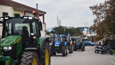 Αγρότες:-Ανυποχώρητα-τα-μπλόκα-σε-Πελοπόννησο,-Καρδίτσα-και-Δυτική-Ελλάδα-–-Επ’-αόριστον-αποκλεισμός-στο-τελωνείο-Προμαχώνα
