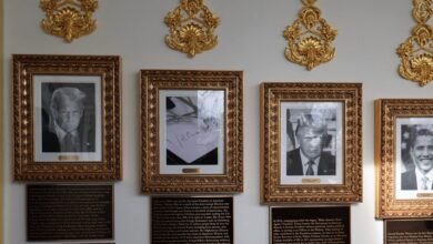 Ο-Τραμπ-ξαναγράφει-την-ιστορία-κάτω-από-τα-προεδρικά-πορτρέτα:-Ο-«διχαστικός»-Ομπάμα,-ο-«κοιμισμένος»-Μπάιντεν-και-τα-σκάνδαλα-Κλίντον