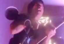 Σοκαριστική-στιγμή-σε-live:-Ο-τραγουδιστής-έπαθε-ηλεκτροπληξία-από-το-μικρόφωνο-και-του-έσωσε-τη-ζωή-ο-ηχολήπτης