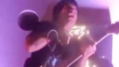 Σοκαριστική-στιγμή-σε-live:-Ο-τραγουδιστής-έπαθε-ηλεκτροπληξία-από-το-μικρόφωνο-και-του-έσωσε-τη-ζωή-ο-ηχολήπτης