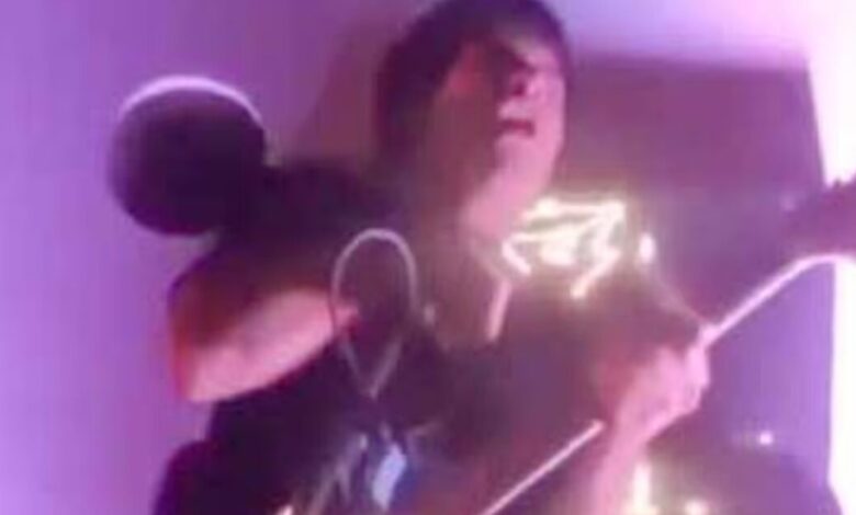 Σοκαριστική-στιγμή-σε-live:-Ο-τραγουδιστής-έπαθε-ηλεκτροπληξία-από-το-μικρόφωνο-και-του-έσωσε-τη-ζωή-ο-ηχολήπτης