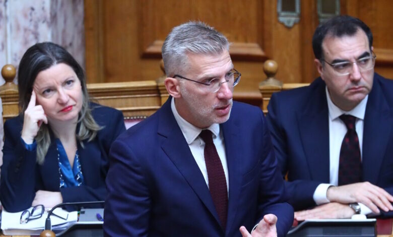 Η-Ζωή-Κωνσταντοπούλου-έκανε-«αρένα»-τη-Βουλή:-Μήνυση-και-αγωγή-ανήγγειλε-ο-Άκης-Σκέρτσος-–-Χυδαίο-μήνυμα-αποκάλυψε-ο-Μακάριος-Λαζαρίδης