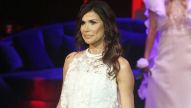 Η-Νεσχάν-Μουλαζίμ-φωτογράφισε-τη-2-μηνών-κορούλα-της-δίπλα-στο-χριστουγεννιάτικο-δέντρο