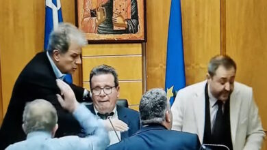 Πεδίο-μάχης-το-περιφερειακό-συμβούλιο-Δυτικής-Μακεδονίας:-Φωνές,-σπρωξιές-και-διακοπή-–-Βίντεο-από-τις-στιγμές-έντασης