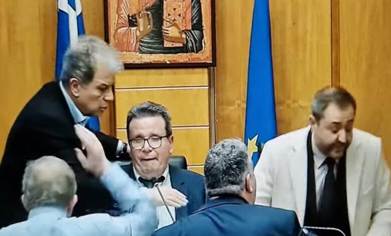 Πεδίο-μάχης-το-περιφερειακό-συμβούλιο-Δυτικής-Μακεδονίας:-Φωνές,-σπρωξιές-και-διακοπή-–-Βίντεο-από-τις-στιγμές-έντασης