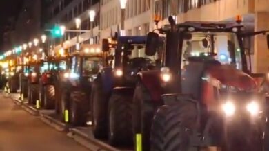 Βρυξέλλες:-Αγρότες-απέκλεισαν-τη-λεωφόρο-μπροστά-από-την-Κομισιόν-–-Με-πάνω-από-1.000-τρακτέρ-θα-ενισχυθεί-το-μπλόκο