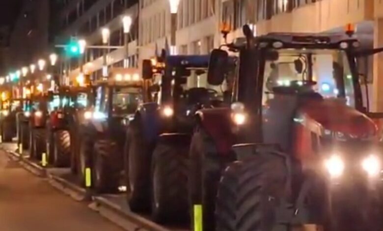 Βρυξέλλες:-Αγρότες-απέκλεισαν-τη-λεωφόρο-μπροστά-από-την-Κομισιόν-–-Με-πάνω-από-1.000-τρακτέρ-θα-ενισχυθεί-το-μπλόκο