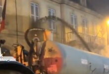 Στους-δρόμους-και-οι-Γάλλοι-αγρότες:-Ψεκάζουν-με-κοπριά-κυβερνητικά-κτίρια-και-κλείνουν-δρόμους-με-τρακτέρ-και-σανό