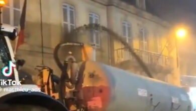 Στους-δρόμους-και-οι-Γάλλοι-αγρότες:-Ψεκάζουν-με-κοπριά-κυβερνητικά-κτίρια-και-κλείνουν-δρόμους-με-τρακτέρ-και-σανό