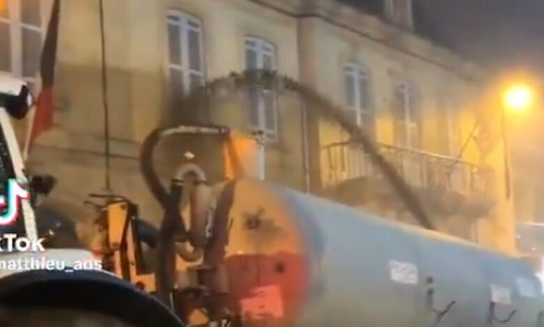 Στους-δρόμους-και-οι-Γάλλοι-αγρότες:-Ψεκάζουν-με-κοπριά-κυβερνητικά-κτίρια-και-κλείνουν-δρόμους-με-τρακτέρ-και-σανό