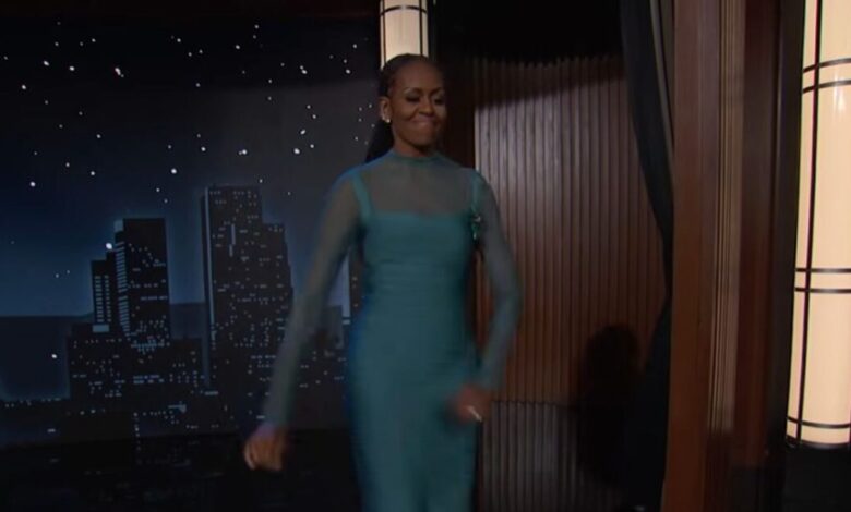 Η-αδυνατισμένη-Μισέλ-Ομπάμα-με-εφαρμοστό-φόρεμα-στην-εκπομπή-του-Τζίμι-Κίμελ