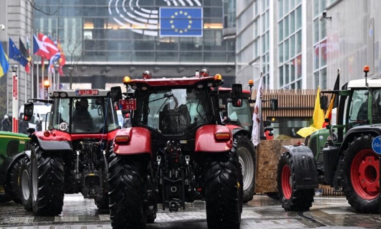 Αγρότες-στα-κάγκελα-σε-όλη-την-Ευρώπη-–-Δεν-είναι-«ελληνική-ιδιαιτερότητα»