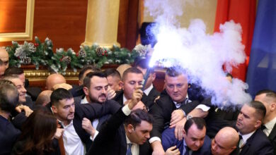 Αλβανία:-Χάος-μέσα-στο-κοινοβούλιο-–-Βουλευτές-της-αντιπολίτευσης-άναψαν-φωτοβολίδες-και-συγκρούστηκαν-με-τη-αστυνομία