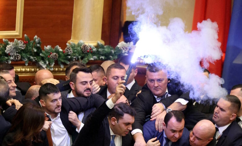 Αλβανία:-Χάος-μέσα-στο-κοινοβούλιο-–-Βουλευτές-της-αντιπολίτευσης-άναψαν-φωτοβολίδες-και-συγκρούστηκαν-με-τη-αστυνομία