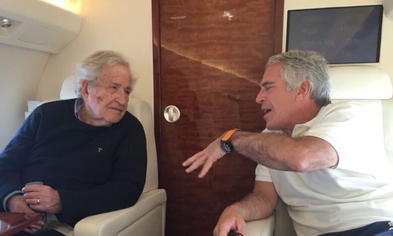 Νέες-φωτογραφίες-από-την-υπόθεση-Επστάιν-δημοσιεύτηκαν-από-τους-Δημοκρατικούς-–-Τα-μηνύματα-για-«αποστολή-κοριτσιών»,-ο-Μπίλ-Γκέιτς-και-ο-Νόαμ-Τσόμσκι