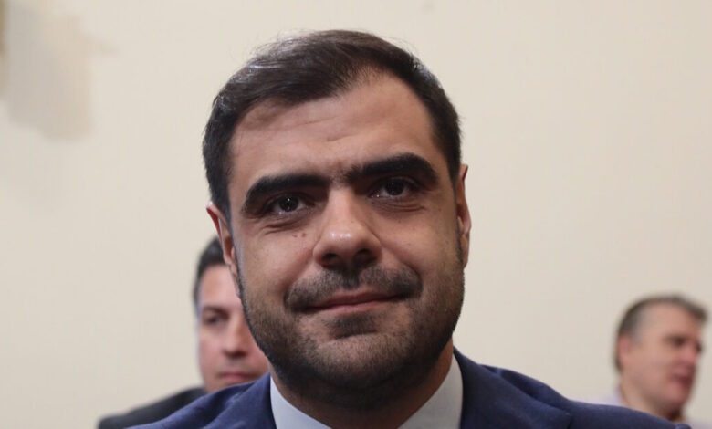 Παύλος-Μαρινάκης:-Ενημέρωση-«christmas-edition»-για-χριστουγεννιάτικες-ταινίες-και-το-«αιώνιο»-δίλημμα-μελομακάρονο-ή-κουραμπιές