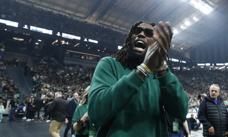 Ο-Λεσόρ-ανέβηκε-στο-αυτοκίνητό-του-και-τραγούδησε-«βουντού-–-βουντού»-με-τους-φίλους-του-Παναθηναϊκού