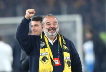 Ο-Μάριος-Ηλιόπουλος-πανηγύρισε-με-τους-παίκτες-στον-αγωνιστικό-χώρο:-«Το-σύμπαν-αποφάσισε-να-νικήσει-η-ΑΕΚ»