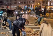 Βρυξέλλες:-Μαζεύουν-πατάτες-από-τον-δρόμο-μετά-τις-αγροτικές-διαμαρτυρίες