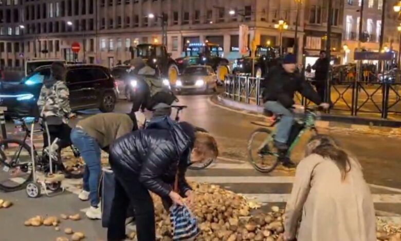 Βρυξέλλες:-Μαζεύουν-πατάτες-από-τον-δρόμο-μετά-τις-αγροτικές-διαμαρτυρίες