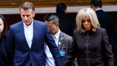 Γάλλοι-αγρότες-διαμαρτύρονται-έξω-από-την-εξοχική-κατοικία-του-Μακρόν-στο-Τουκέ