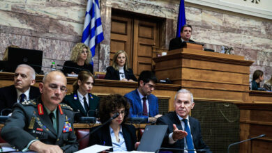 Επεισόδιο-στη-Βουλή-ανάμεσα-σε-Καιρίδη-και-Δαβάκη:-«Που-είναι-ο-υπουργός;-Προσβάλλει-την-Επιτροπή»-–-«Είσαι-απαράδεκτος»