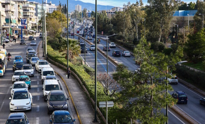 Κίνηση-στους-δρόμους:-Στο-«κόκκινο»-Κηφισός,-Κηφισίας-και-Αττική-Οδός-–-Καθυστερήσεις-και-στο-κέντρο-της-Αθήνας