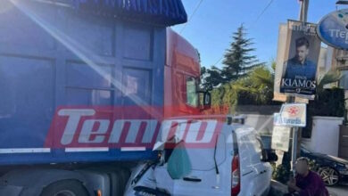 Πάτρα:-Νταλίκα-διέλυσε-βανάκι-και-το-«στρίμωξε»-πάνω-σε-μάντρα