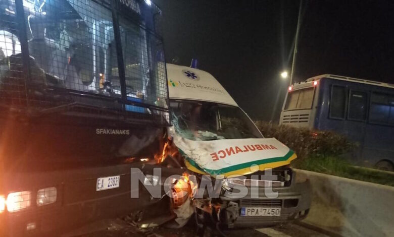 Λάρισα:-Ασθενοφόρο-«καρφώθηκε»-πάνω-σε-κλούβα-της-αστυνομίας-στον-Πλατύκαμπο-–-Τραυματίας-ο-συνοδηγός