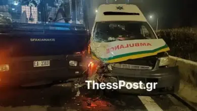 Σοβαρό-τροχαίο-στον-Πλατύκαμπο:-Ασθενοφόρο-«καρφώθηκε»-σε-κλούβα-των-ΜΑΤ-–-Καταγγελίες-για-«παγίδα»-στο-σκοτάδι-(Βίντεο)