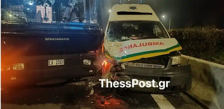 Σοβαρό-τροχαίο-στον-Πλατύκαμπο:-Ασθενοφόρο-«καρφώθηκε»-σε-κλούβα-των-ΜΑΤ-–-Καταγγελίες-για-«παγίδα»-στο-σκοτάδι-(Βίντεο)